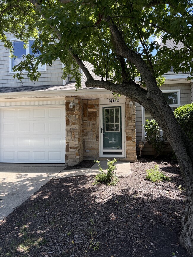 Building Photo - 811 Burr Oaks Dr