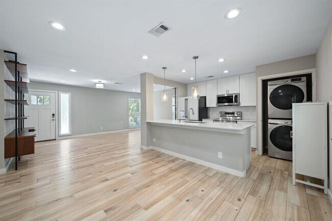 Building Photo - 6707 Columbia Dr