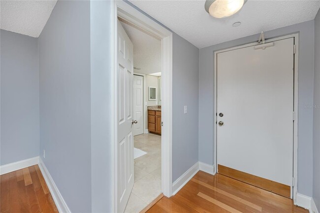 Building Photo - 736 Island Way