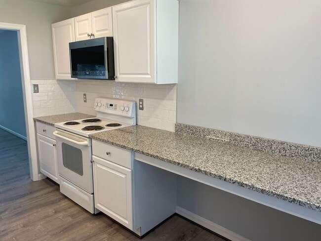Building Photo - End unit townhome in Annapolis!