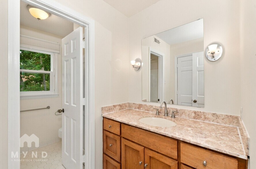 Building Photo - 2335 Hickory Crest Dr