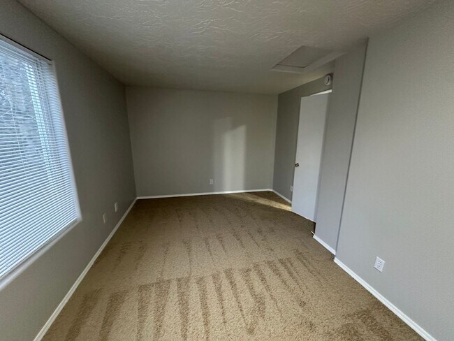 Building Photo - 9505 SW 47th Ave