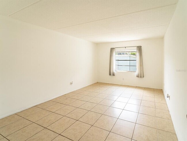 Building Photo - 2876 Somerset Park Dr