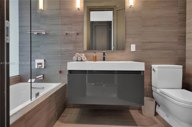 Building Photo - 5501 Pine Tree Dr