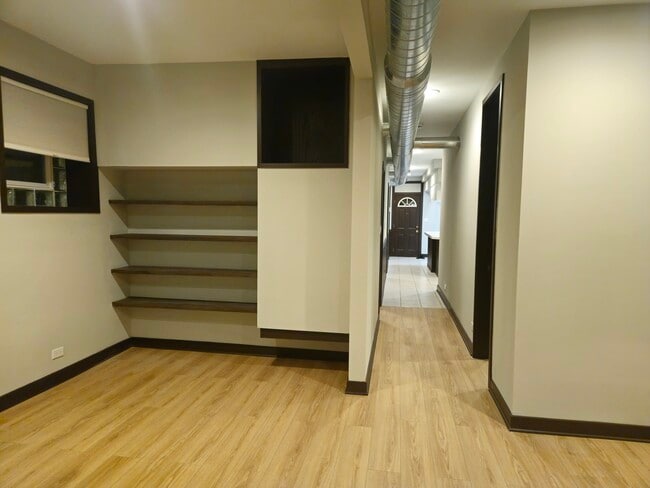 Building Photo - 1819 W Evergreen Ave