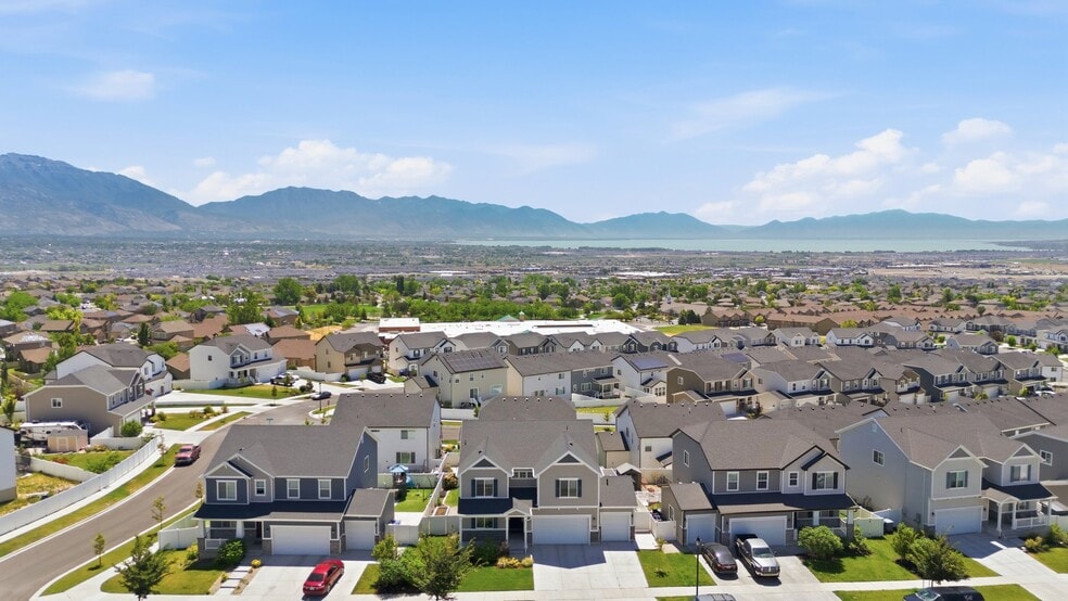 Building Photo - 2208 N Elderberry Dr