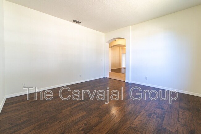 Building Photo - 423 Heather Hills Dr