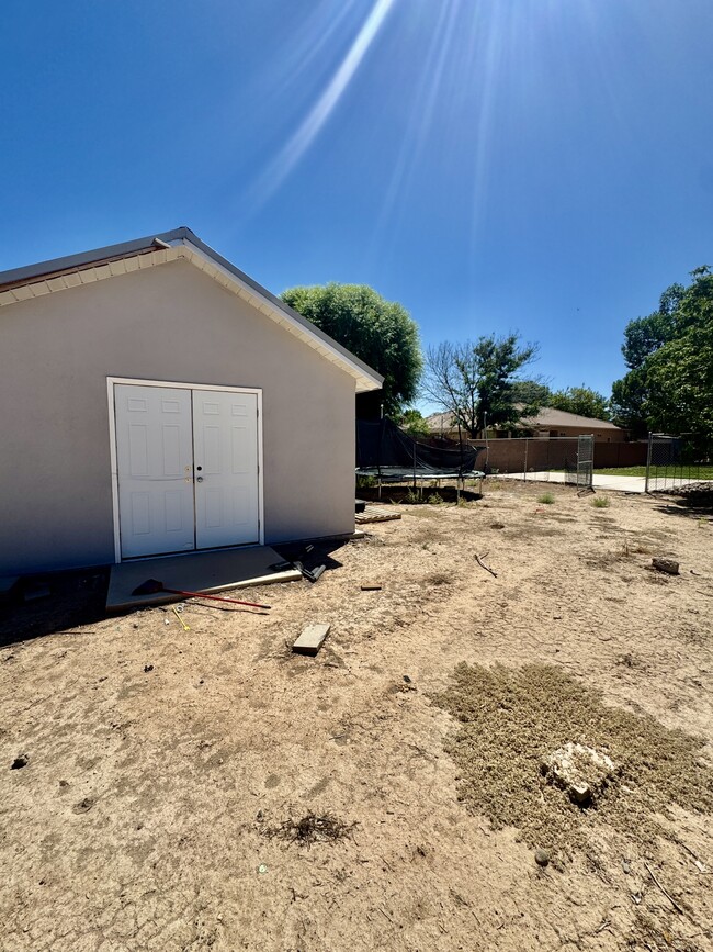 Building Photo - 1345 W Agate Rd