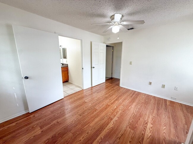 Building Photo - 3705 SW 27th St