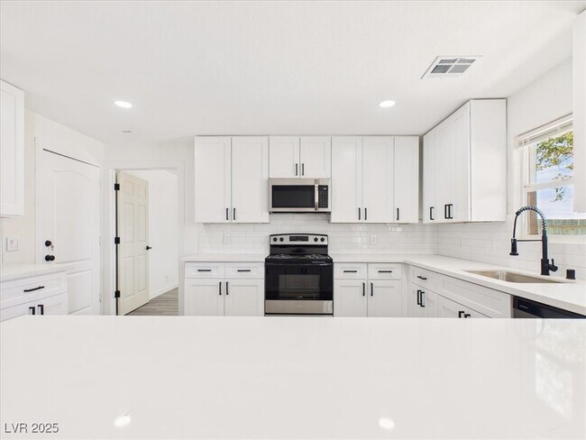 Building Photo - 5610 N Linda St