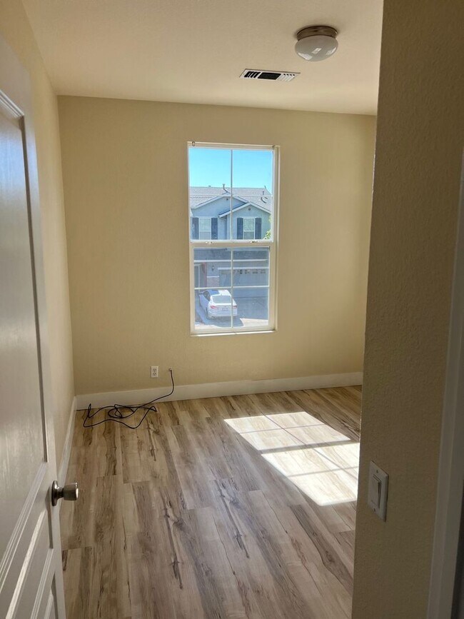Building Photo - Move in Special $200.00 off first month's ...