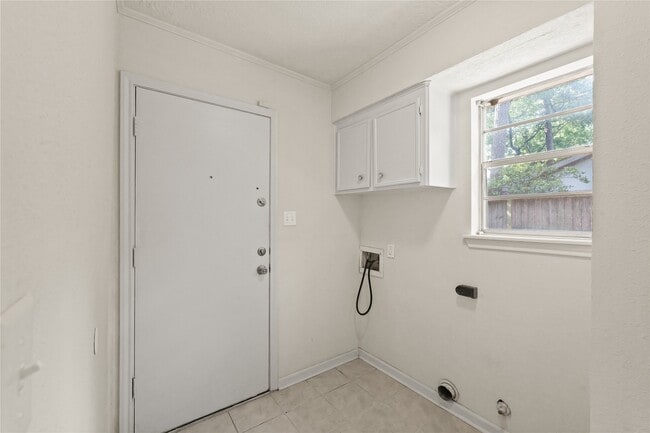Building Photo - 14110 Saddlebend Dr