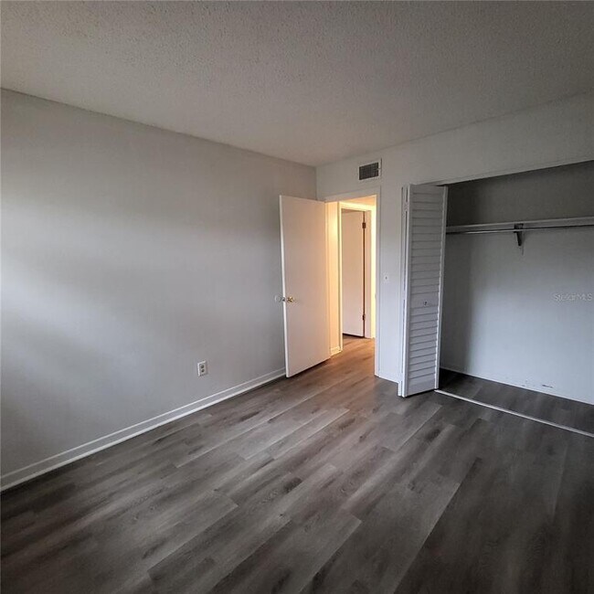 Building Photo - 2525 W Bay Dr