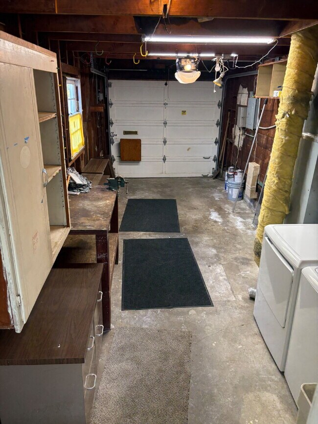 Building Photo - *Move-In Special* Charming 3 bed, 2 bath with office on San Carlos Border