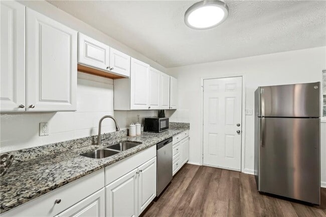 Building Photo - 4042 Sweetbriar Ln