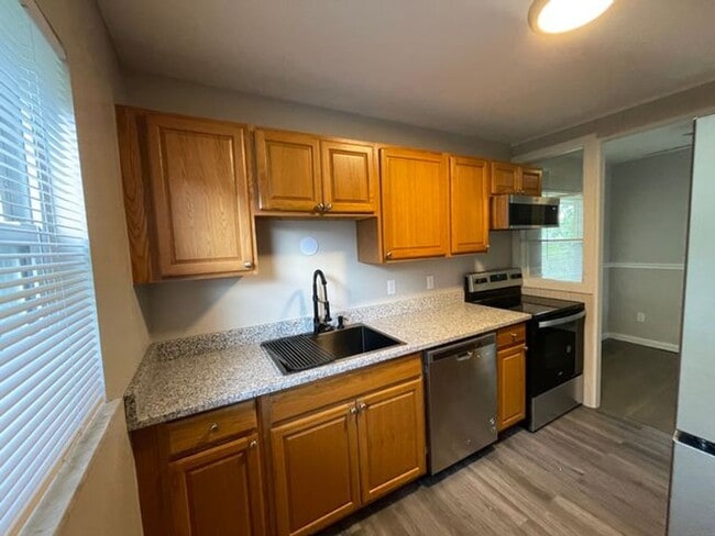 Building Photo - Amazing 3 bedroom 2 bathroom house availab...