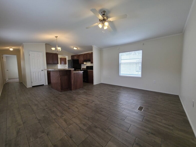 Building Photo - 1308 W Plum St