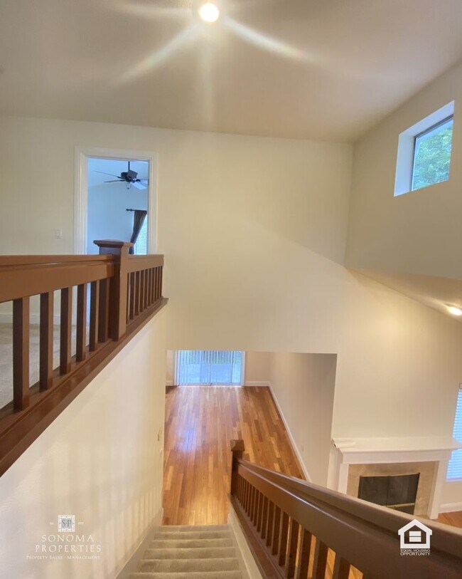 Building Photo - Lovely Updated 3BD/2.5BA Home Located In Fryer Creek!