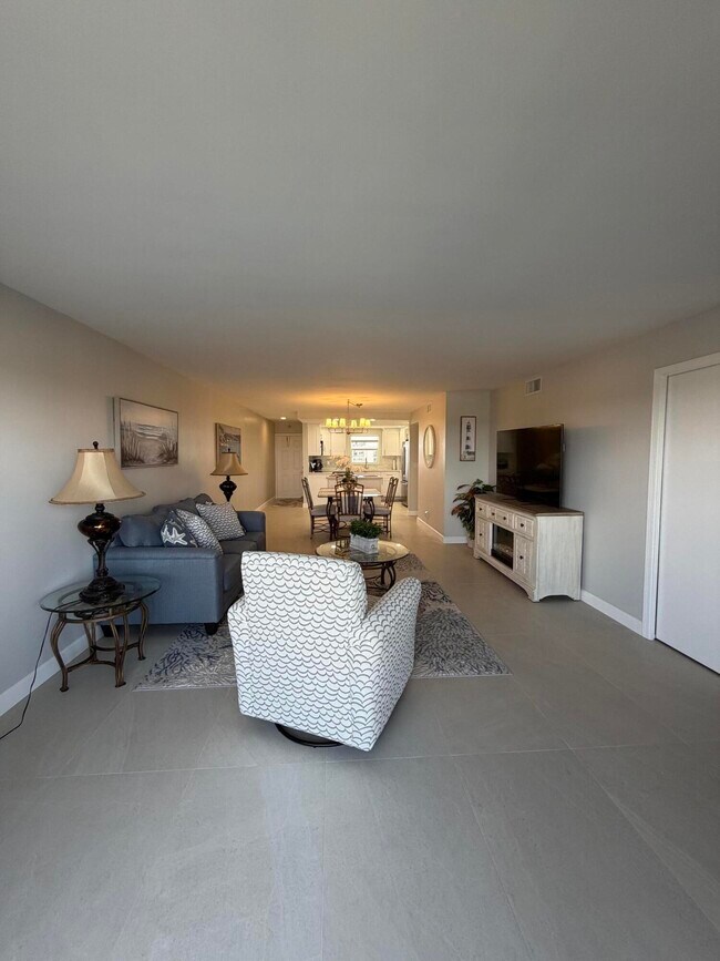 Building Photo - 1160 Hillsboro Mile