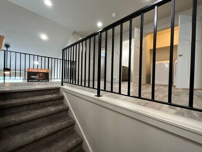 Building Photo - 3 bedroom 2 1/2 bath townhome