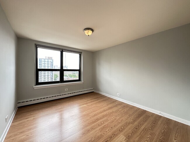 Building Photo - 450 W Wellington Ave