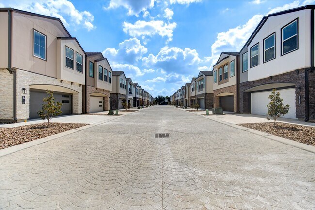 Building Photo - 2914 El Fenice Ln