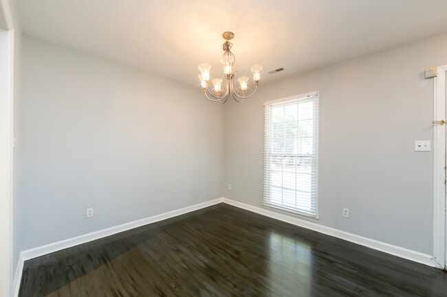 Building Photo - 510 N Poplar St