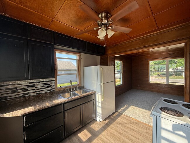 Building Photo - Two Bedroom, One Bathroom Home! Located Cl...