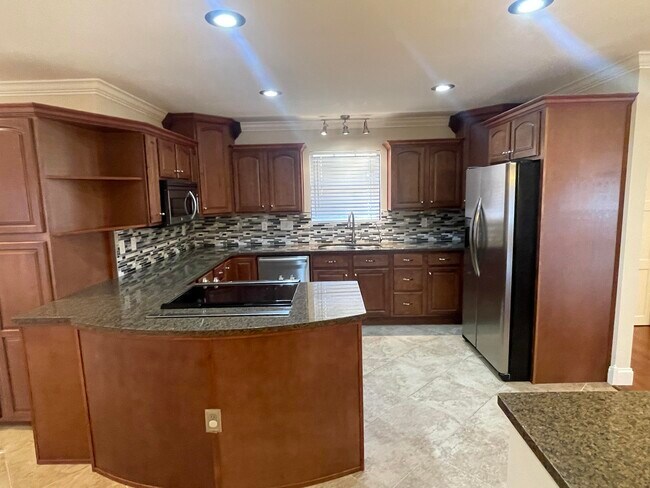 Building Photo - 1624 Oakmont Cir