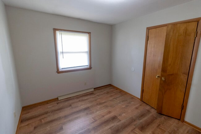 Building Photo - 1213 E Smiley Ln