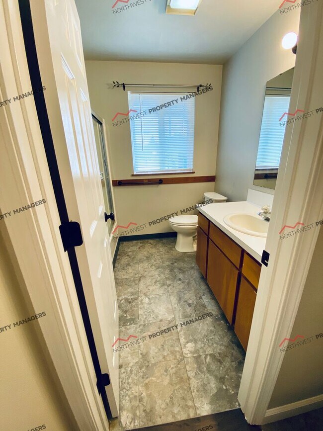 Building Photo - R242b