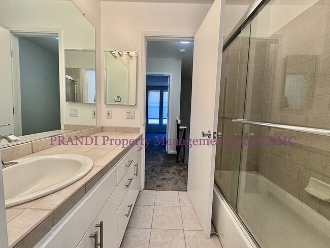 Building Photo - Updated Towhome with Washer/Dryer, Near Pa...