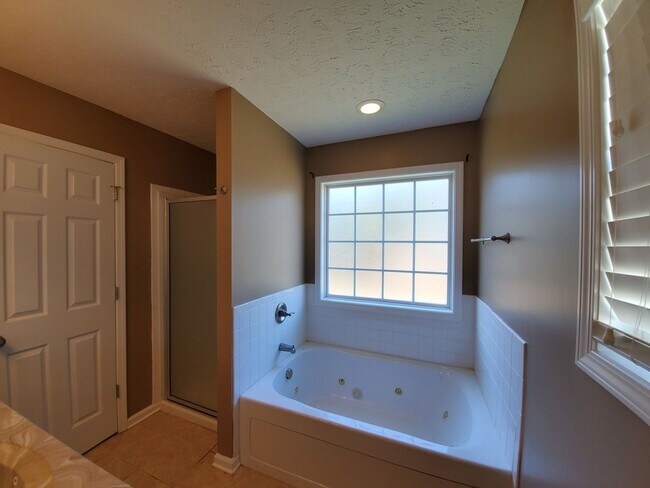 Building Photo - 5 Bedrooms 3 Bathroom Split Foyer