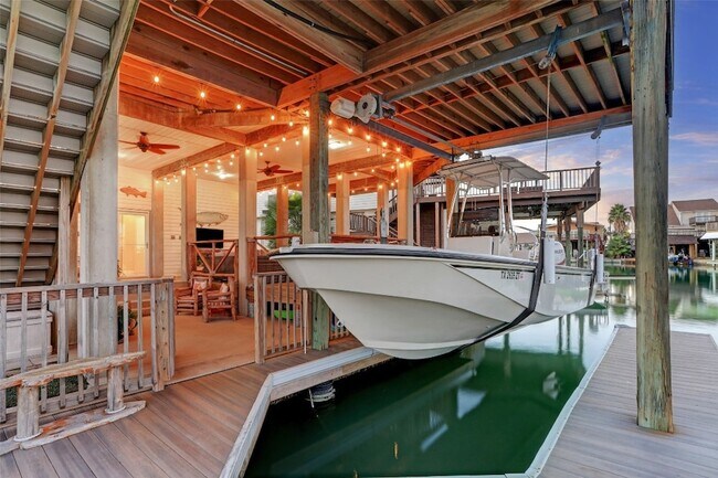 Building Photo - 1834 Tiki Dr