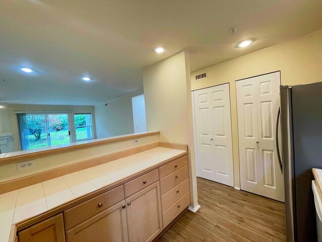 Building Photo - Bright 3-Bedroom Ground Floor Condo – Sundance at Klahanie, WA Updated & Move-In Ready with Clubh...