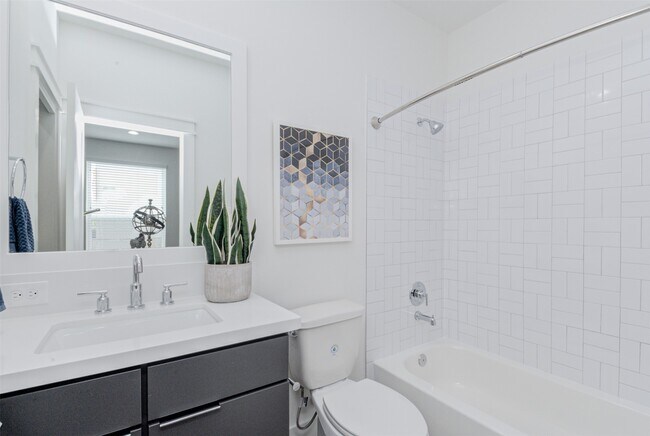 Building Photo - 1131 W 17th St