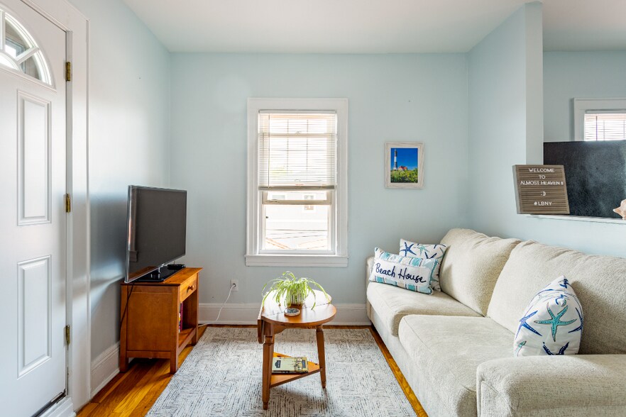 Building Photo - 28 Walnut E St