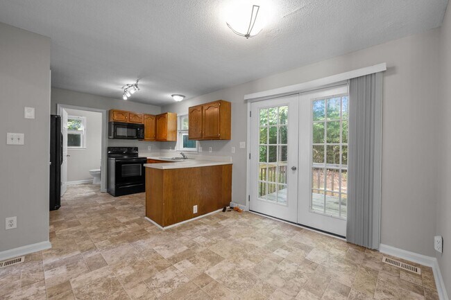 Building Photo - 3 bedroom single family home