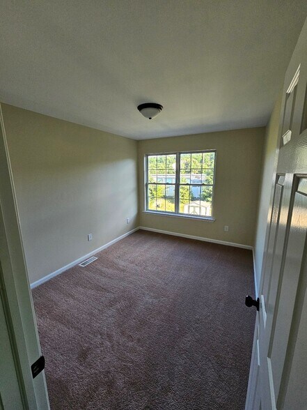 Building Photo - 666 Walnut Tree Dr
