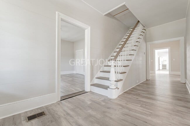 Building Photo - 218 N Lee St