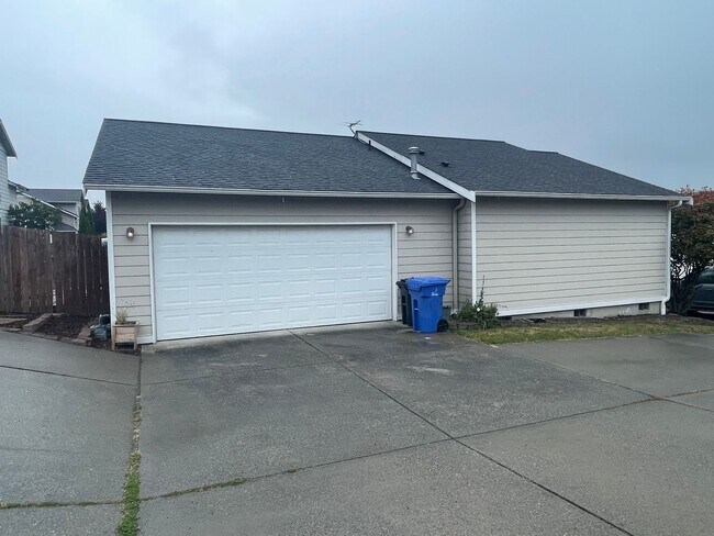 Building Photo - Cozy and Comfortable 3 Bedroom Home, Close to Everything!