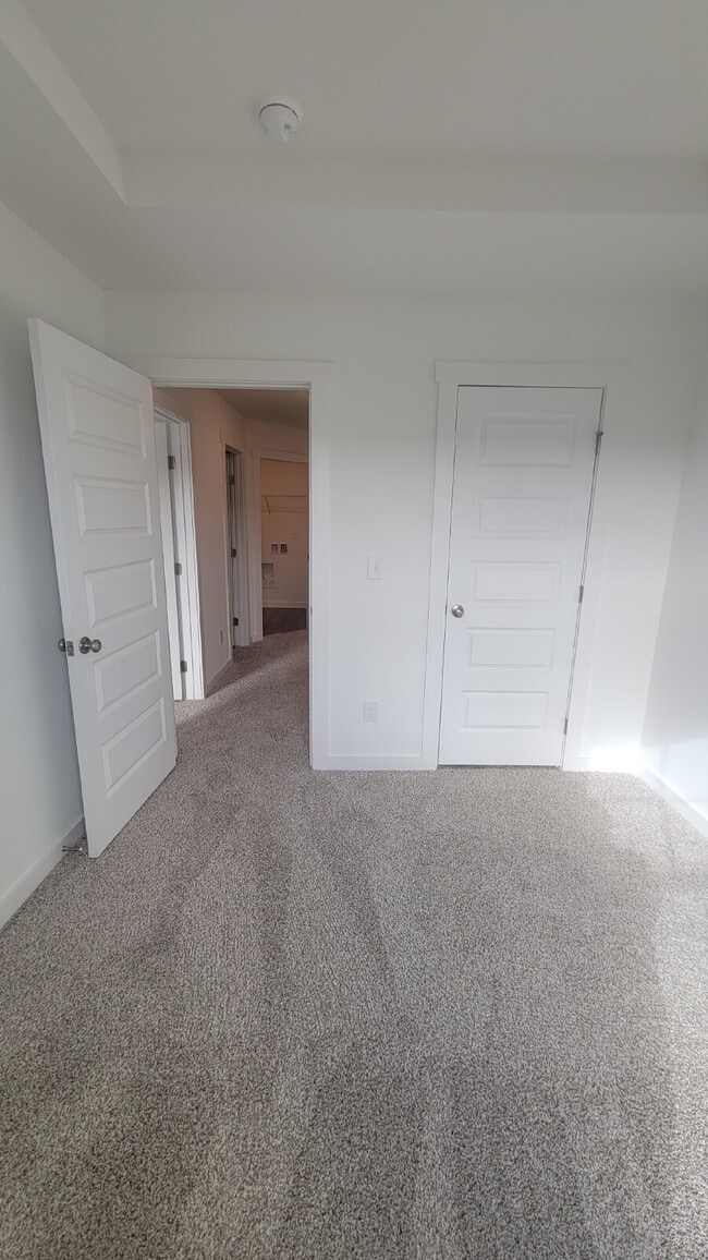 Building Photo - "Charming 3-Bed Oasis with Granite Elegance on Discovery Point Drive!"