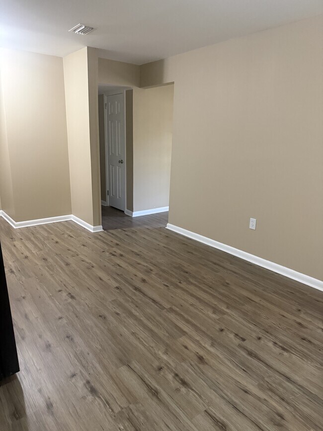 Building Photo - 5955 Windy Hill Cir S