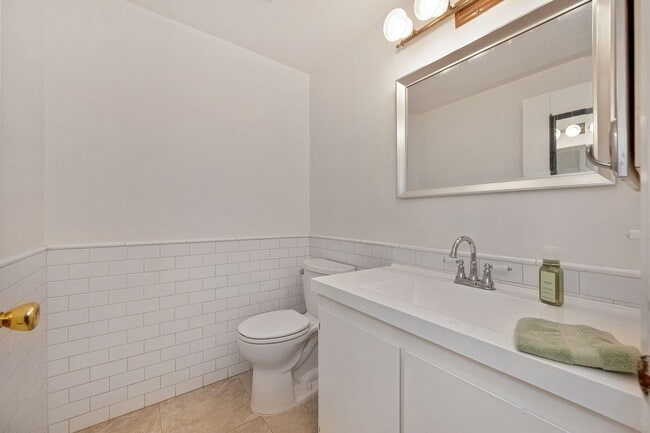 Building Photo - Beautifully Renovated Unit