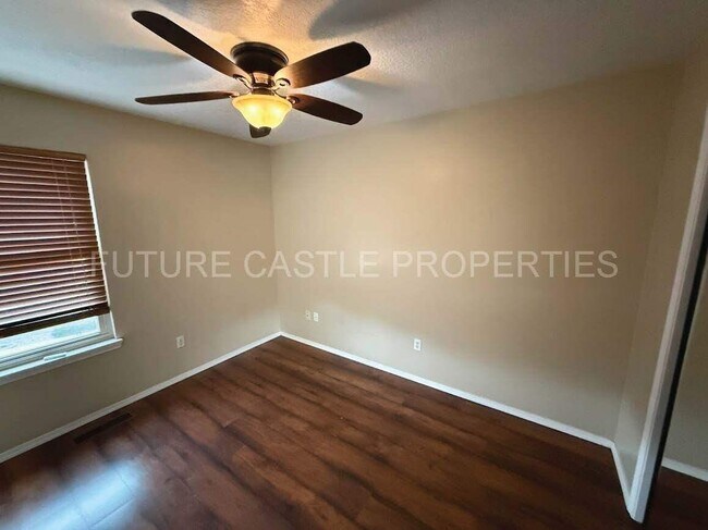 Building Photo - 6315 La Habra Ln NE