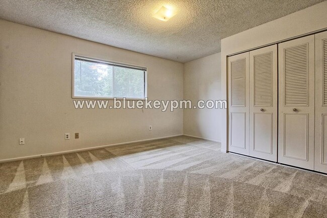 Building Photo - 2 Bed, 1.5 Baths Duplex in Hearthwood Neig...