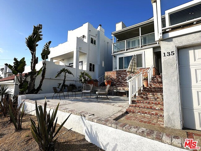 Building Photo - 135 Napoleon St