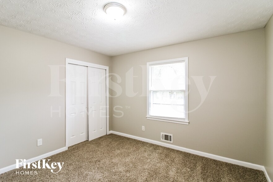 Building Photo - 165 Fireside Way