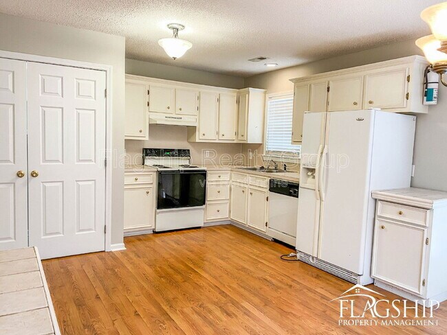 Building Photo - 3638 Highland Dr