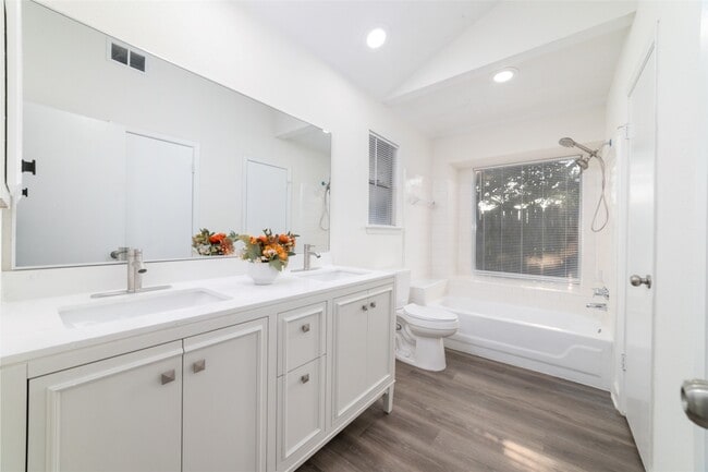 Building Photo - 17003 Summer Dew Ln